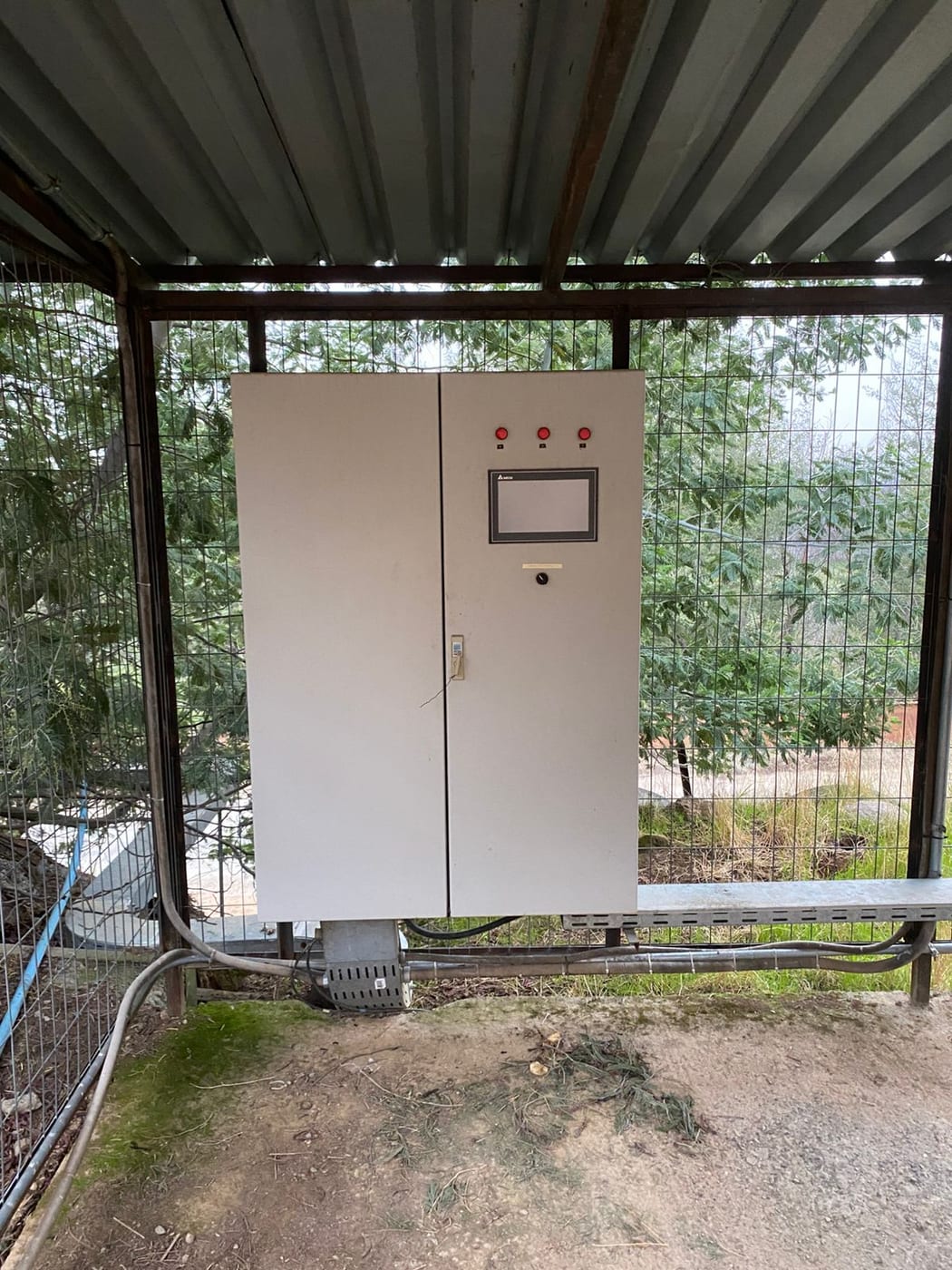Sala eléctrica con tablero de fuerza